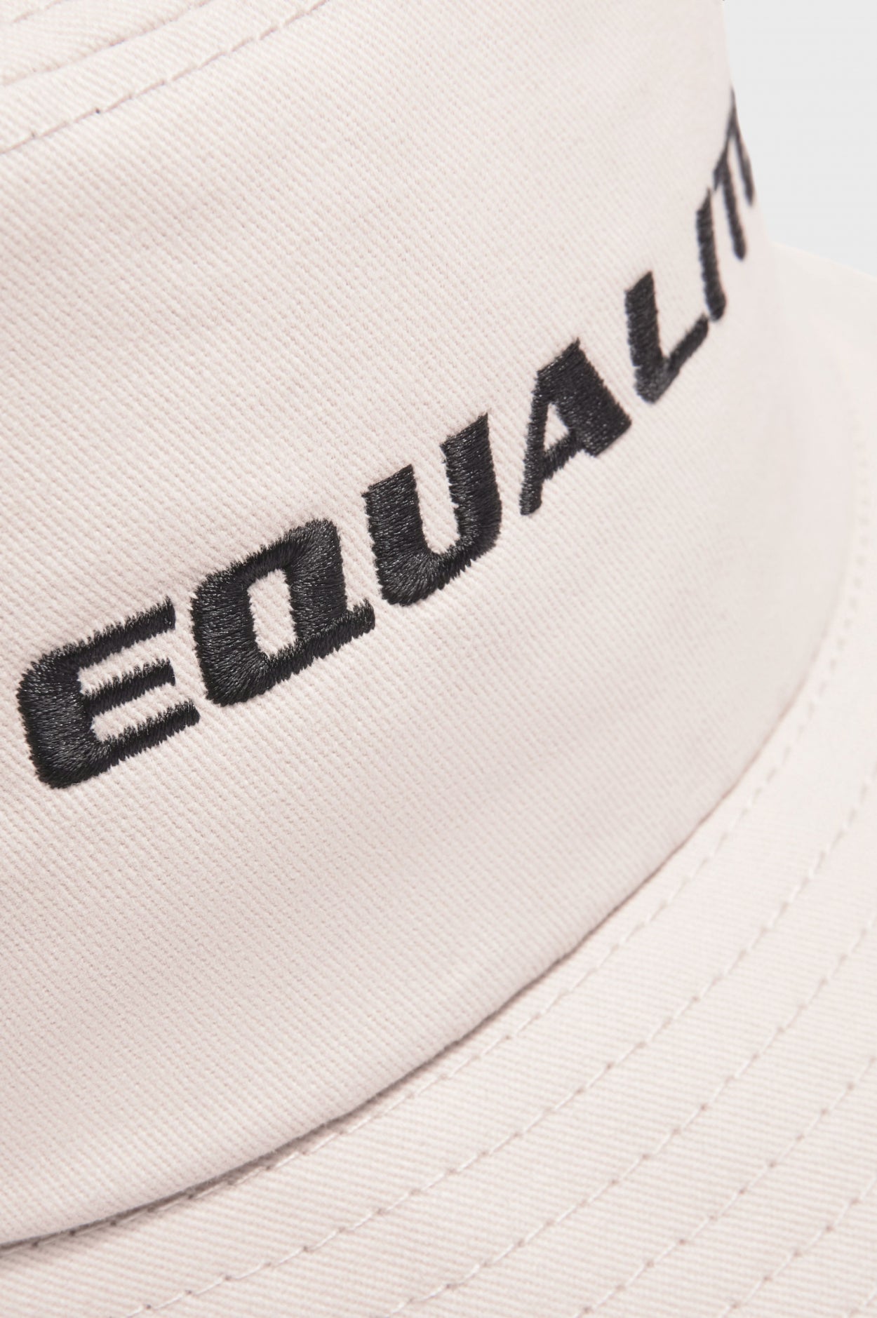 ESSENTIALS BUCKET HAT | BEIGE