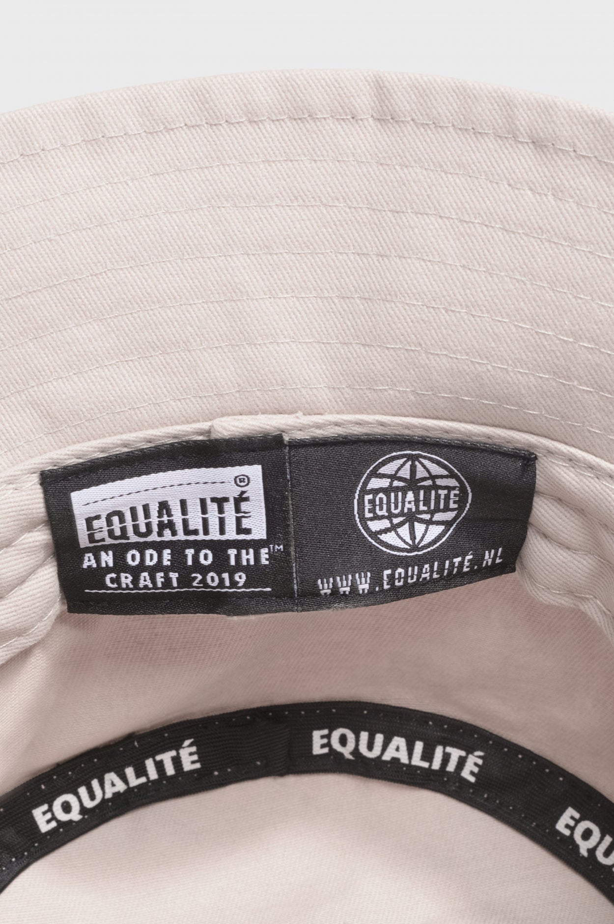 ESSENTIALS BUCKET HAT | BEIGE