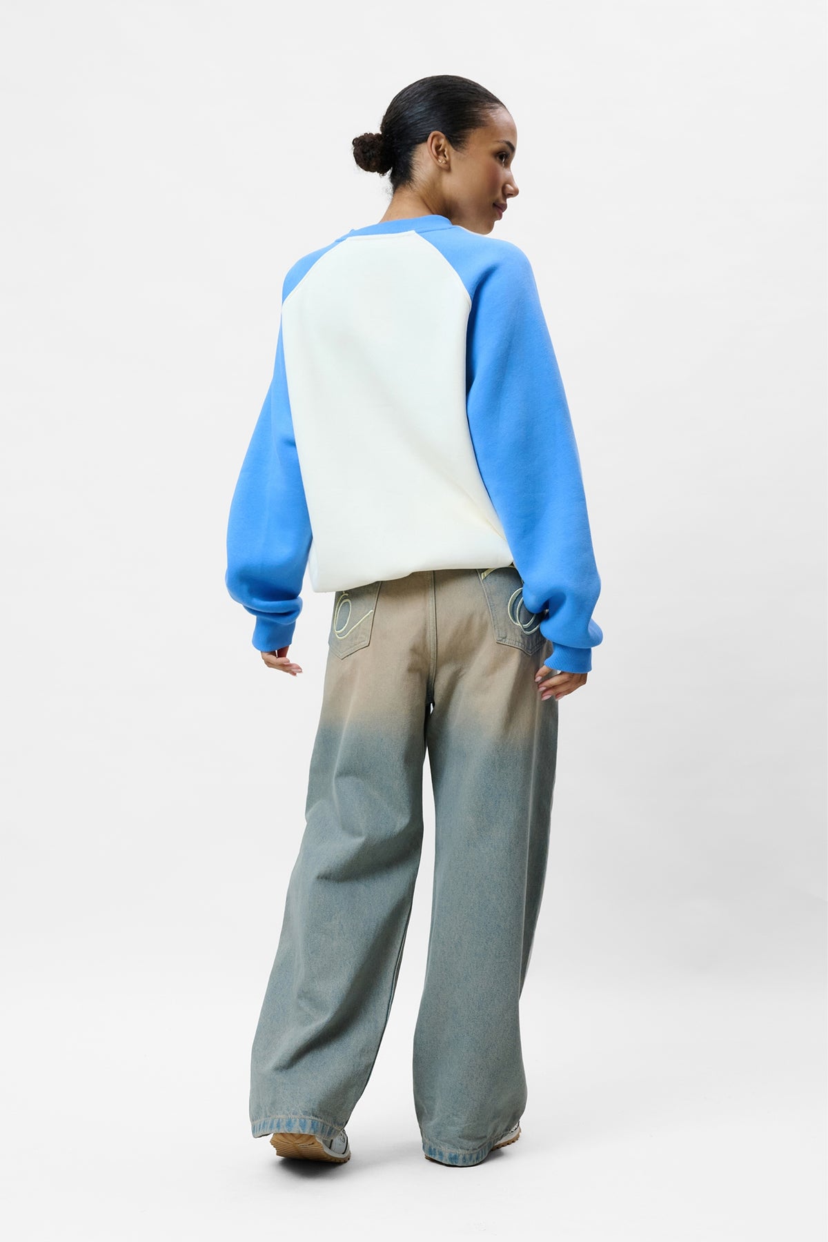 ESSENTIAL RAGLAN OVERSIZED SWEATER | OFF-WHITE & CORN BLUE