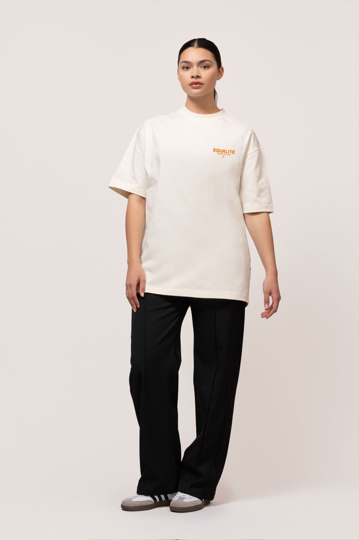Gesellige übergroße Tee | Off-White & Orange
