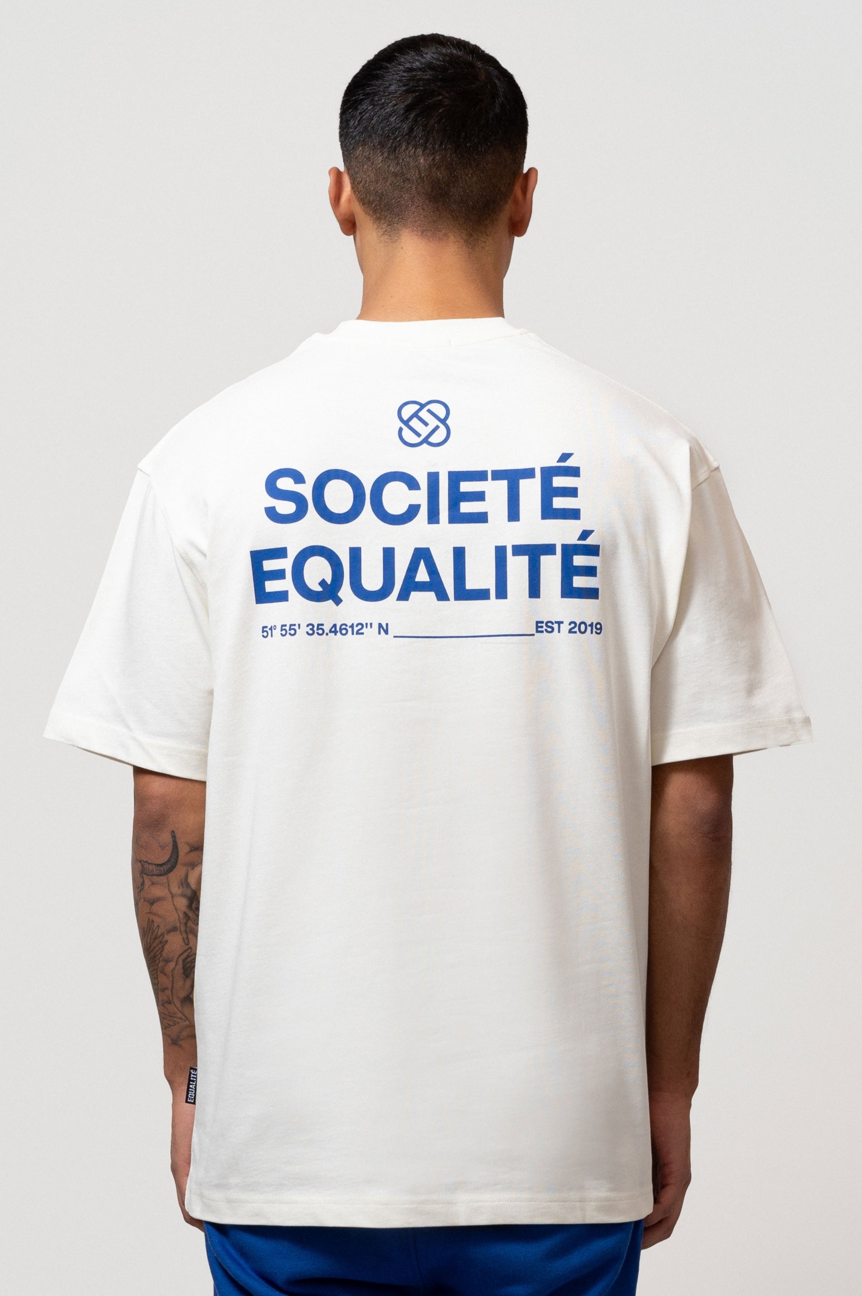 Discover the SOCIETE OVERSIZED TEE OFF WHITE Equalite